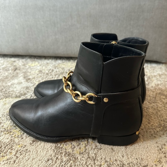 Burberry Tibbenham black ankle boot with gold chain ✨ - Picture 2 of 5
